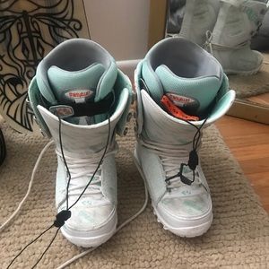 Women’s snowboarding boots